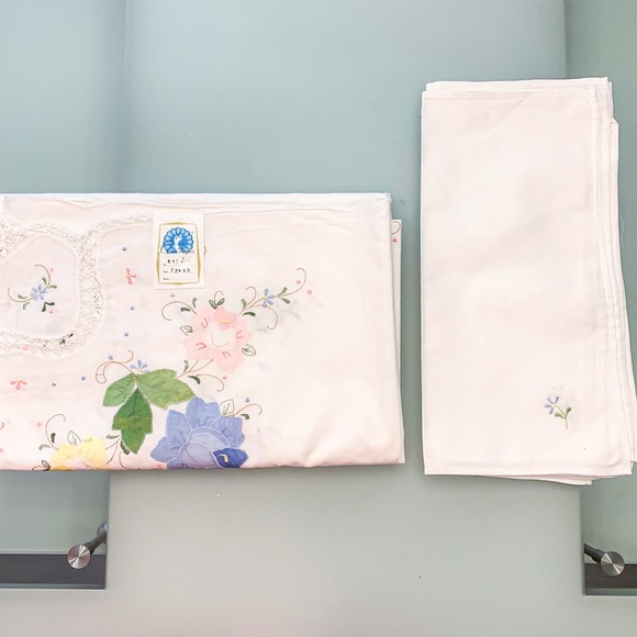 NEW Vintage Floral Embroidered Tablecloth + 8 Napkins - Picture 9 of 11